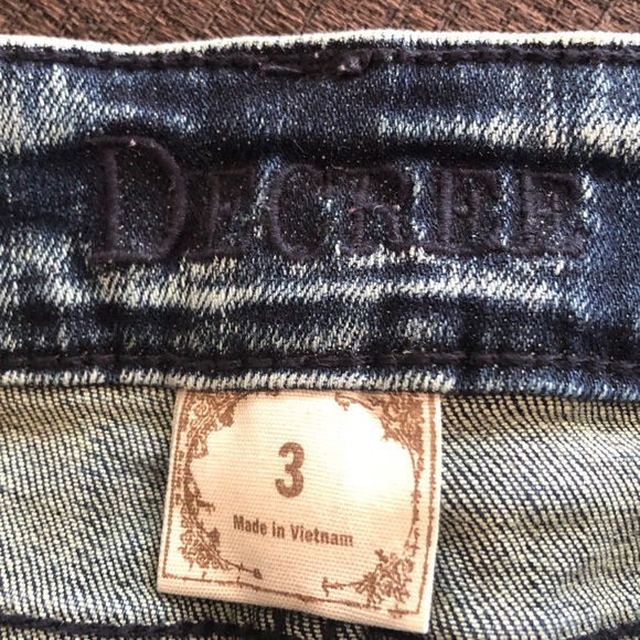 Distressed acid wash stretchy jean shorts - Picture 4 of 6